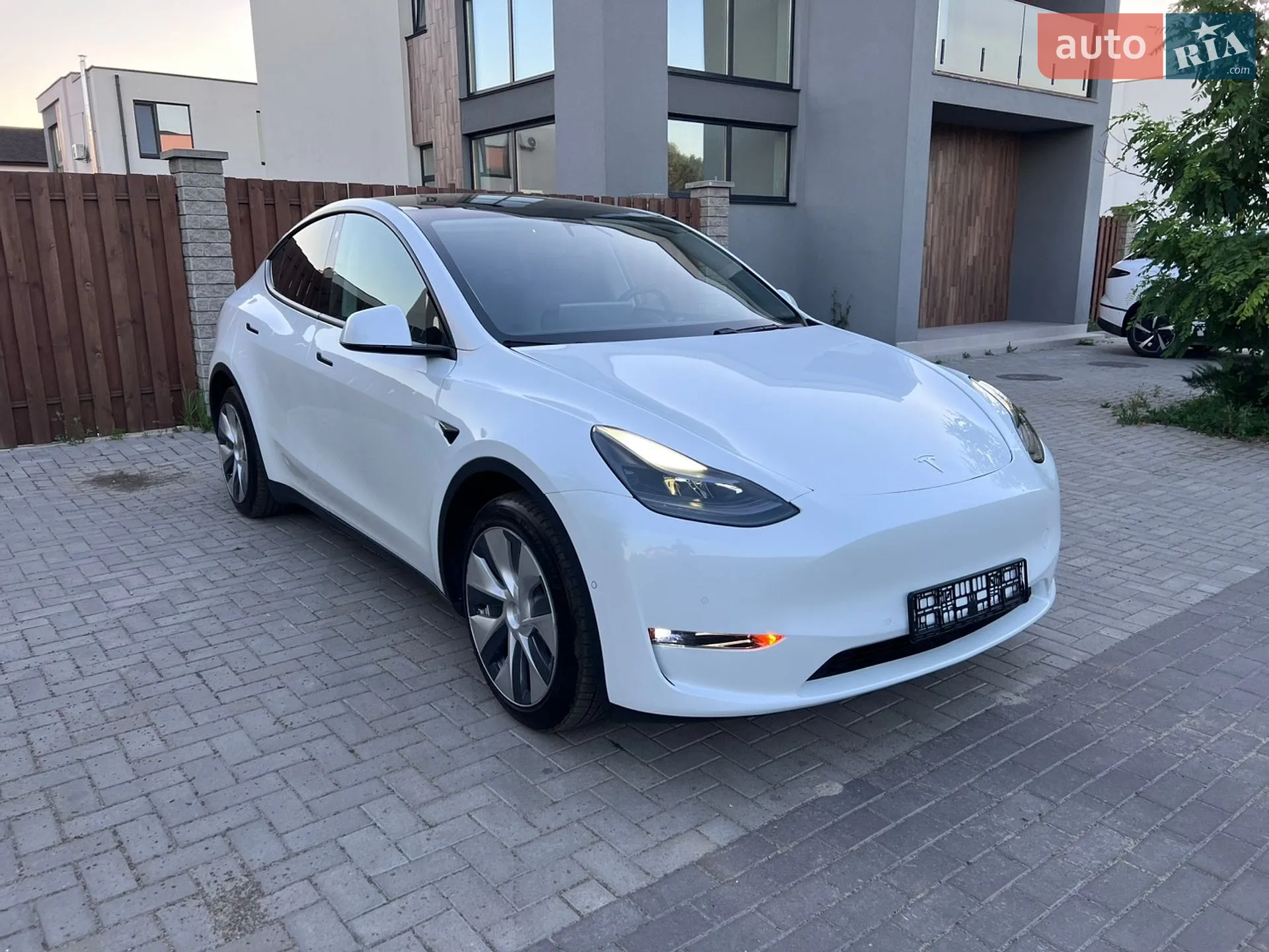 2020 Tesla Model Y - мініатюра 3