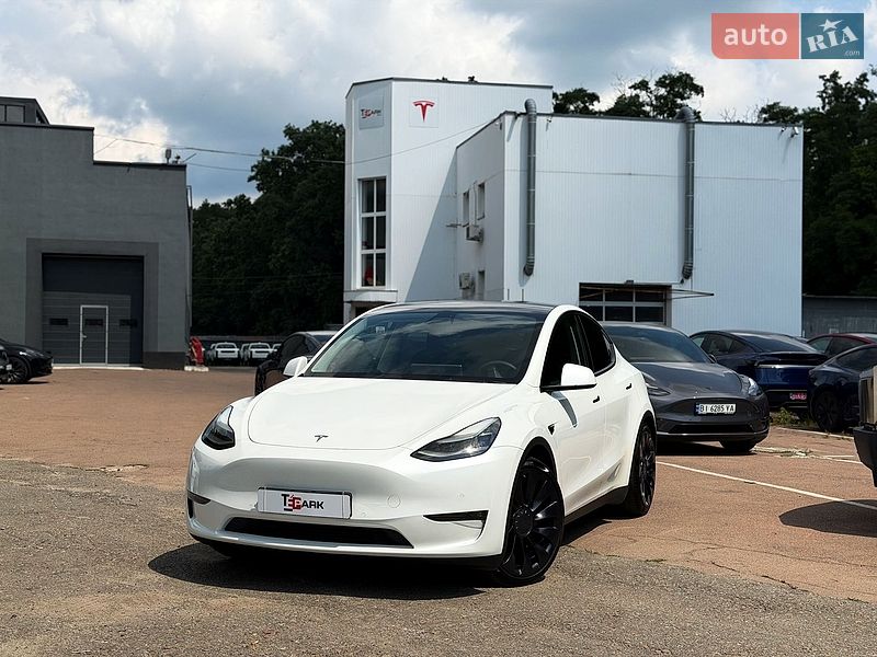 Tesla Model Y, photos from the listing