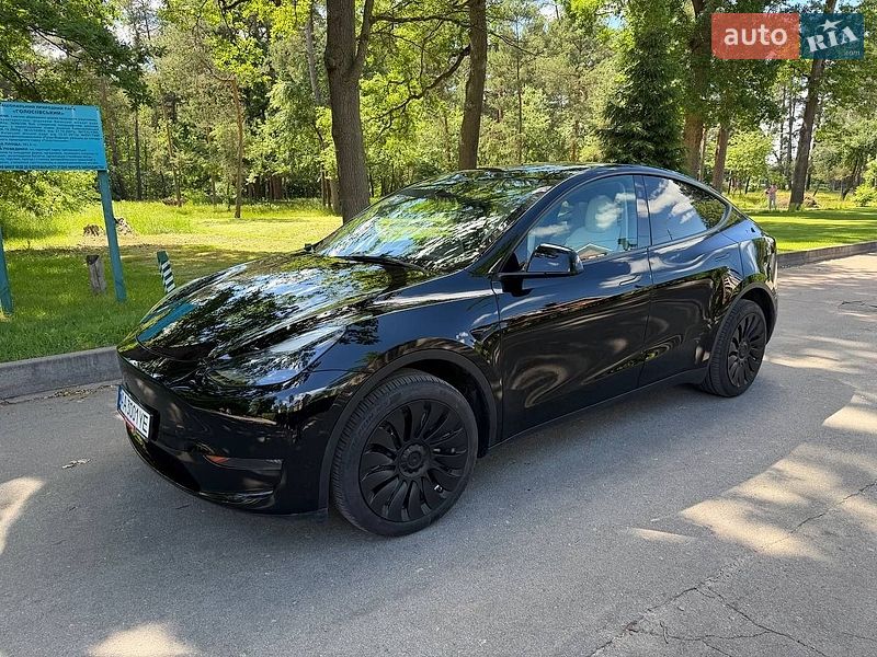 Tesla Model Y 2024