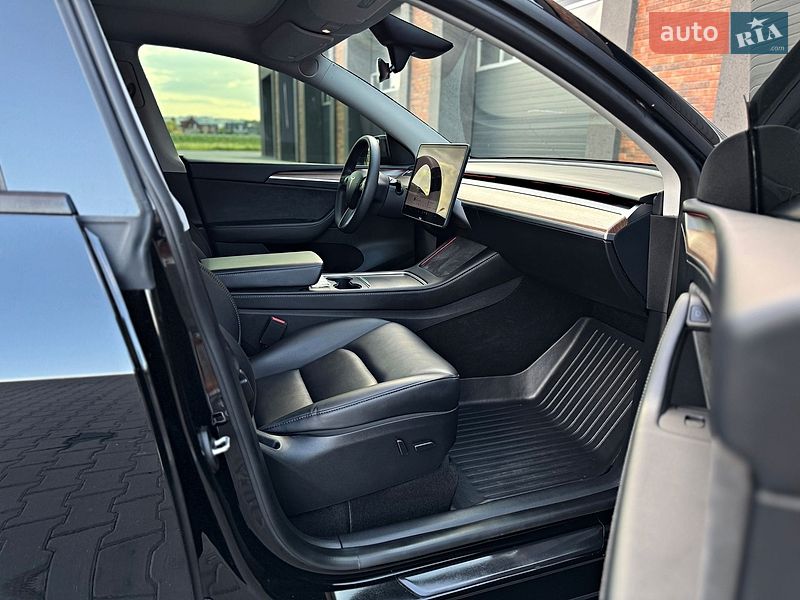 Внедорожник / Кроссовер Tesla Model Y 2023 в Черновцах