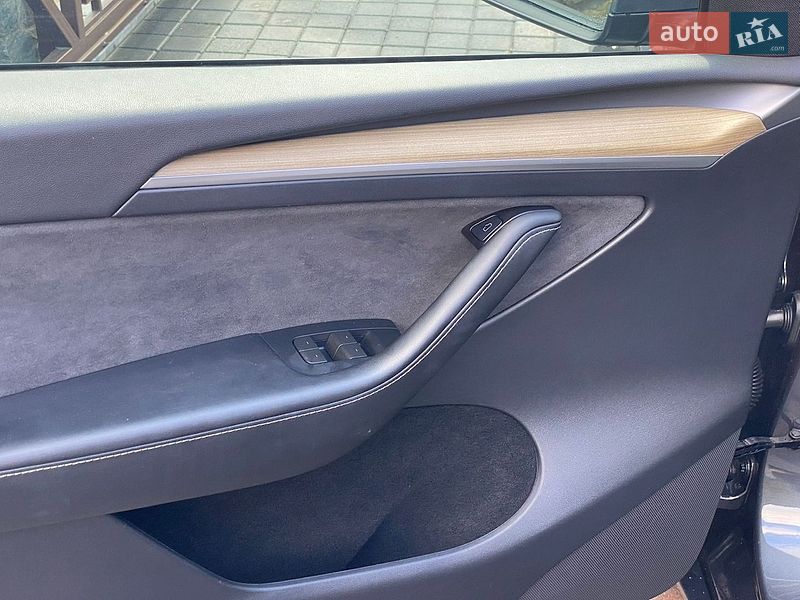 Внедорожник / Кроссовер Tesla Model Y 2023 в Трускавце