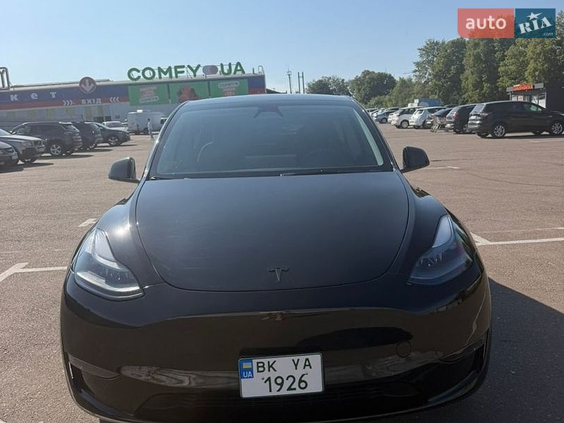 Tesla Model Y, photos from the listing