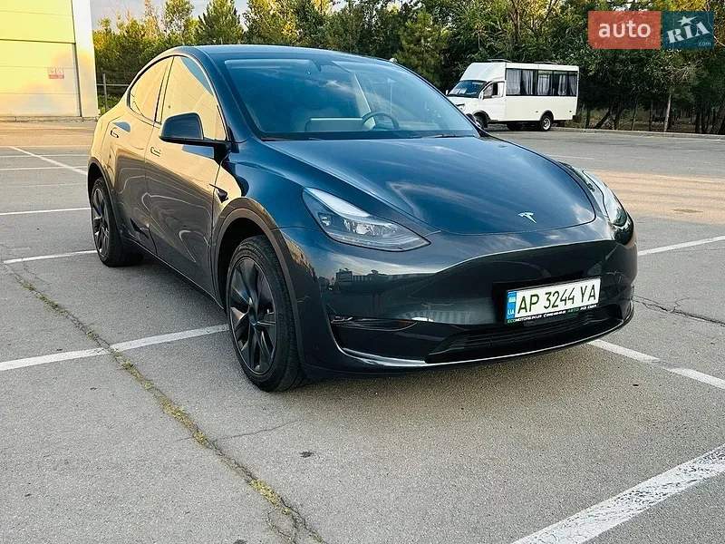Tesla Model Y 2024
