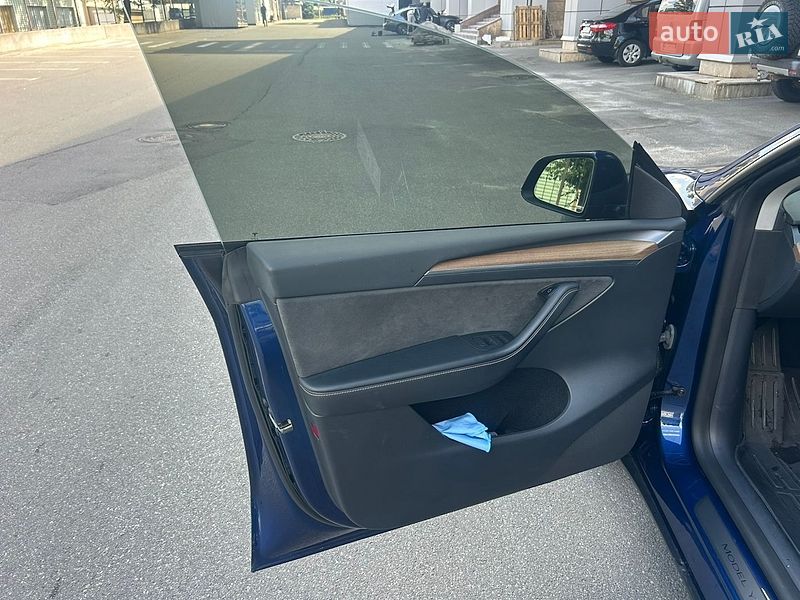 Внедорожник / Кроссовер Tesla Model Y 2023 в Киеве