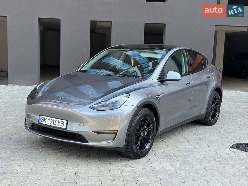 Tesla Model Y 2025