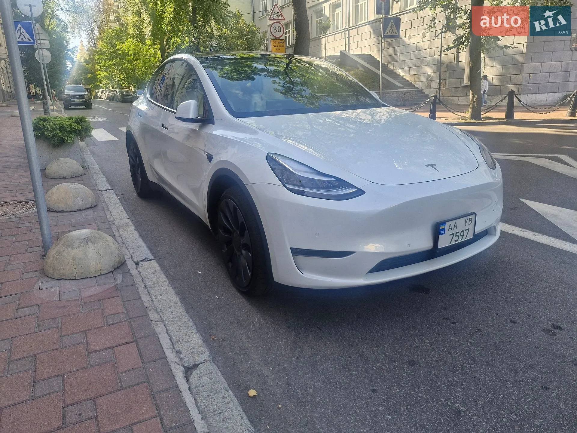 Tesla Model Y 2024 VIN 7SAYGAEE3RF111295 фото оголошення 11 з 23