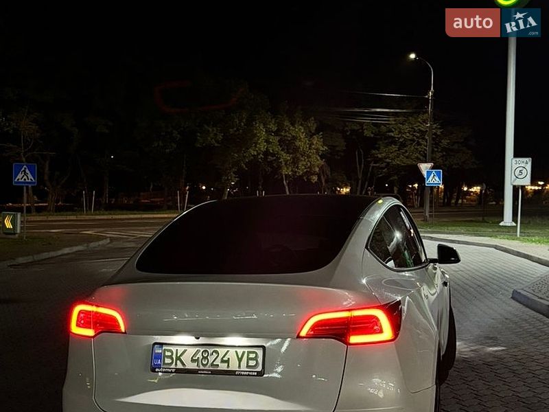 Внедорожник / Кроссовер Tesla Model Y 2021 в Ровно