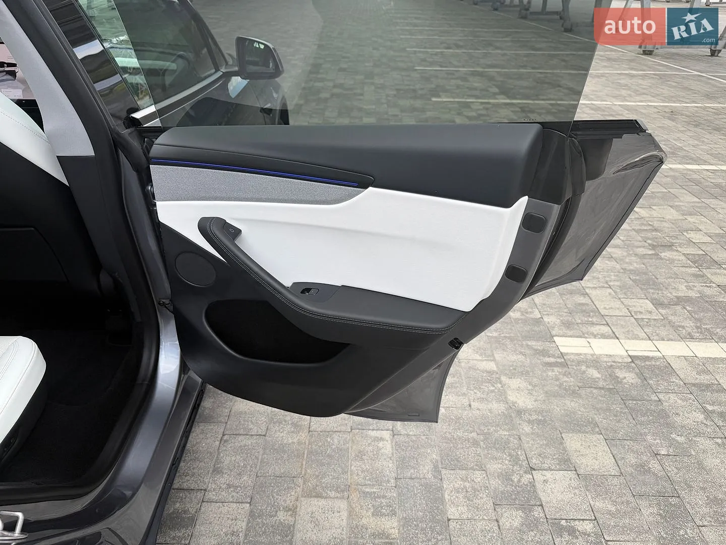 2025 Tesla Model Y - мініатюра 15