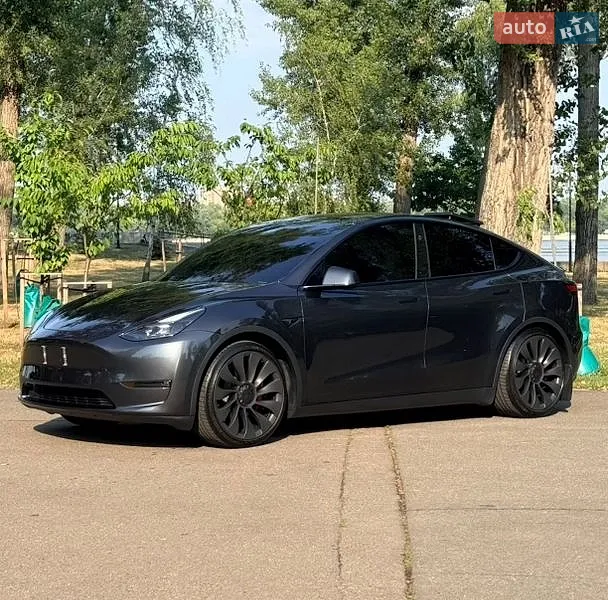 Tesla Model Y 2024