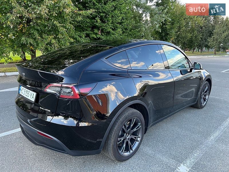 Tesla Model Y 2024