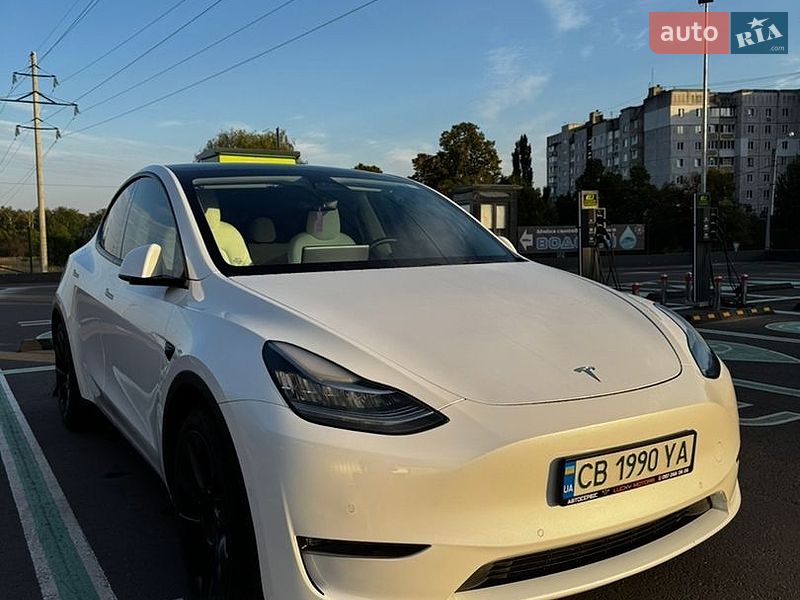 Tesla Model Y, фото з оголошення