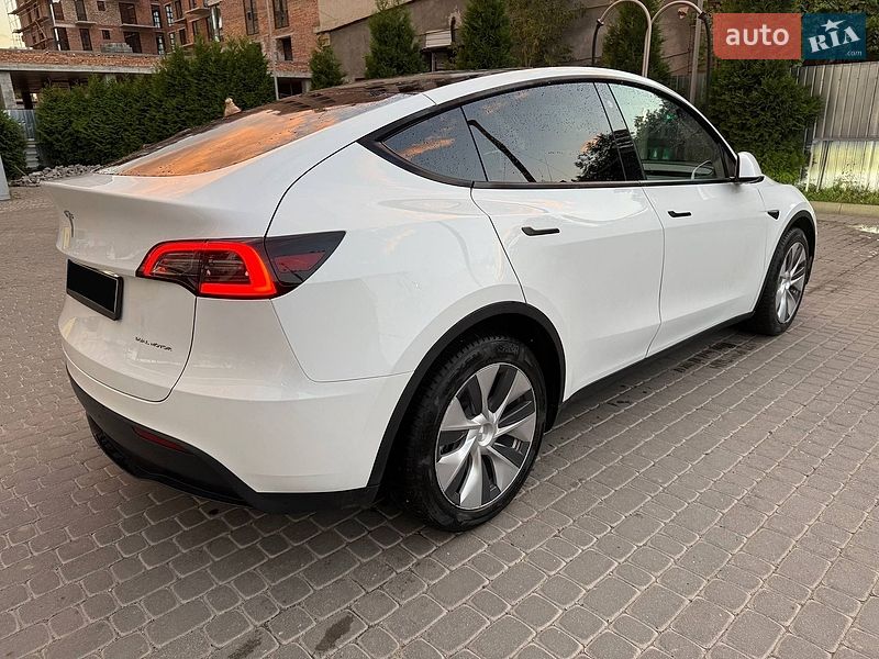 Позашляховик / Кросовер Tesla Model Y 2023 в Івано-Франківську