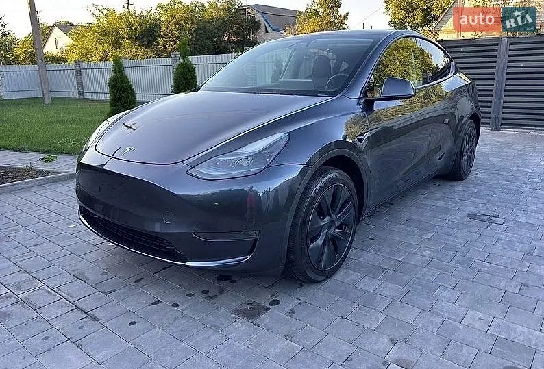Tesla Model Y 2024