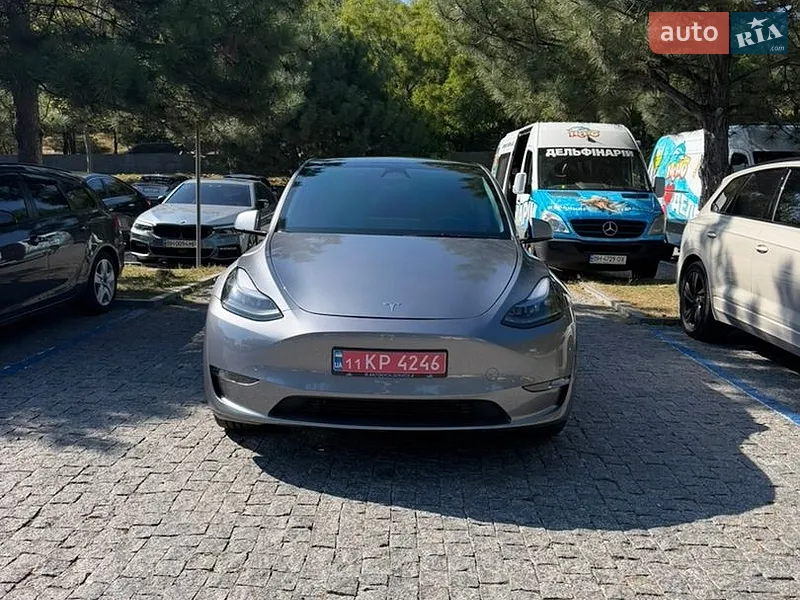 Tesla Model Y 2025