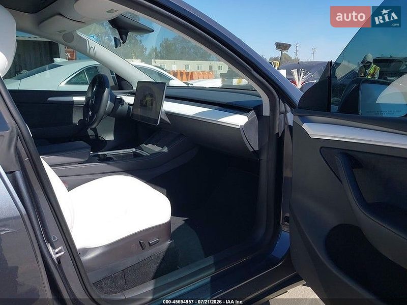 Позашляховик / Кросовер Tesla Model Y 2023 в Чернівцях