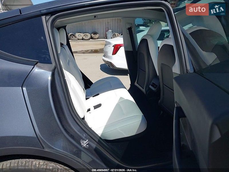 Позашляховик / Кросовер Tesla Model Y 2023 в Чернівцях