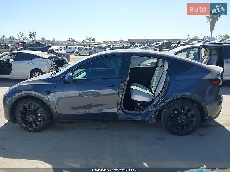 Позашляховик / Кросовер Tesla Model Y 2023 в Чернівцях