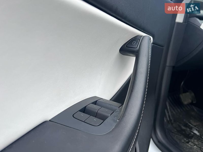 Внедорожник / Кроссовер Tesla Model Y 2021 в Львове