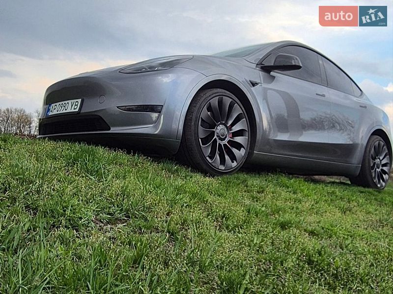 Tesla Model Y 2024