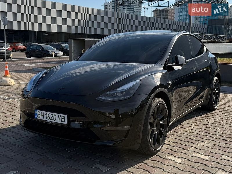 Tesla Model Y 2025