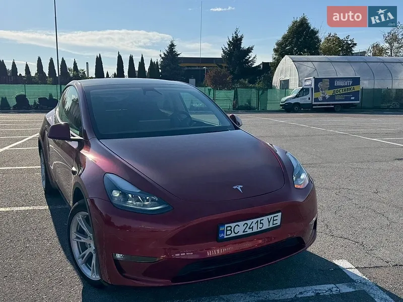 Tesla Model Y 2024