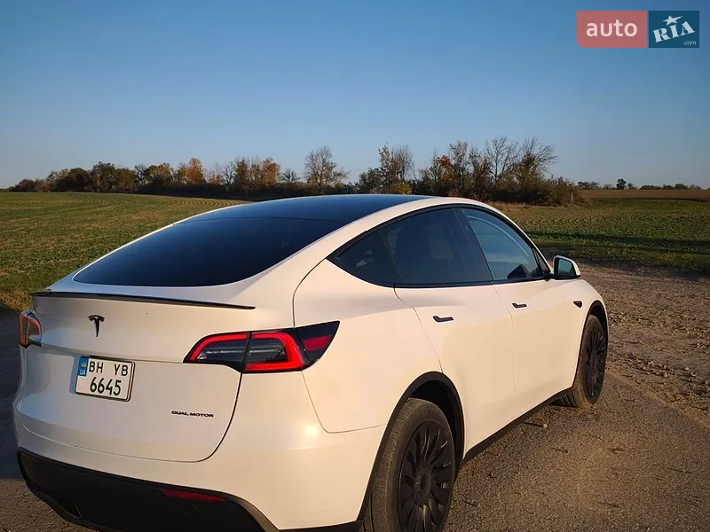 Tesla Model Y 2023