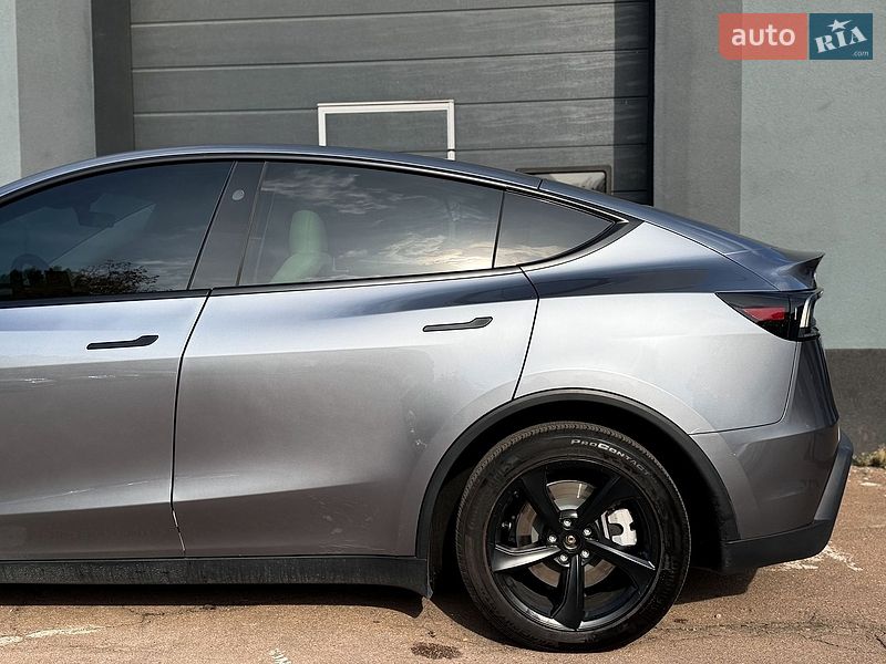 Позашляховик / Кросовер Tesla Model Y 2025 в Києві
