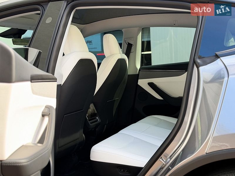 Позашляховик / Кросовер Tesla Model Y 2025 в Києві