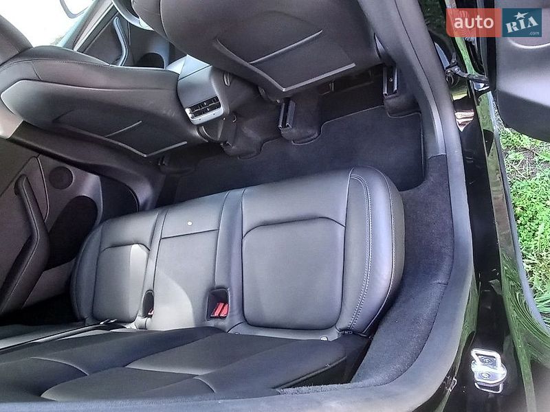 Позашляховик / Кросовер Tesla Model Y 2023 в Острозі