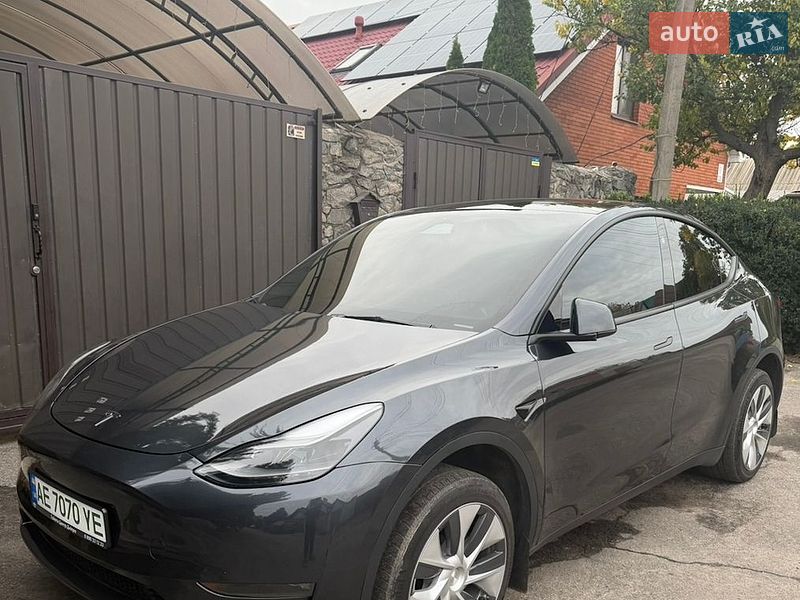 Tesla Model Y 2024