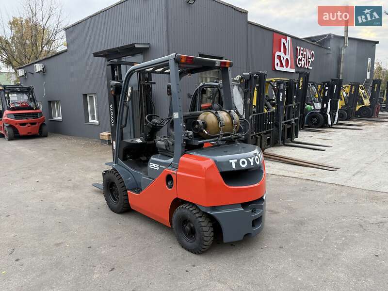 Вилочний навантажувач Toyota 02-2FG25 2015 в Києві