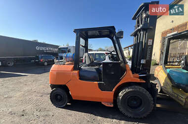 Вилочный погрузчик Toyota 02-7FGK40 2001 в 