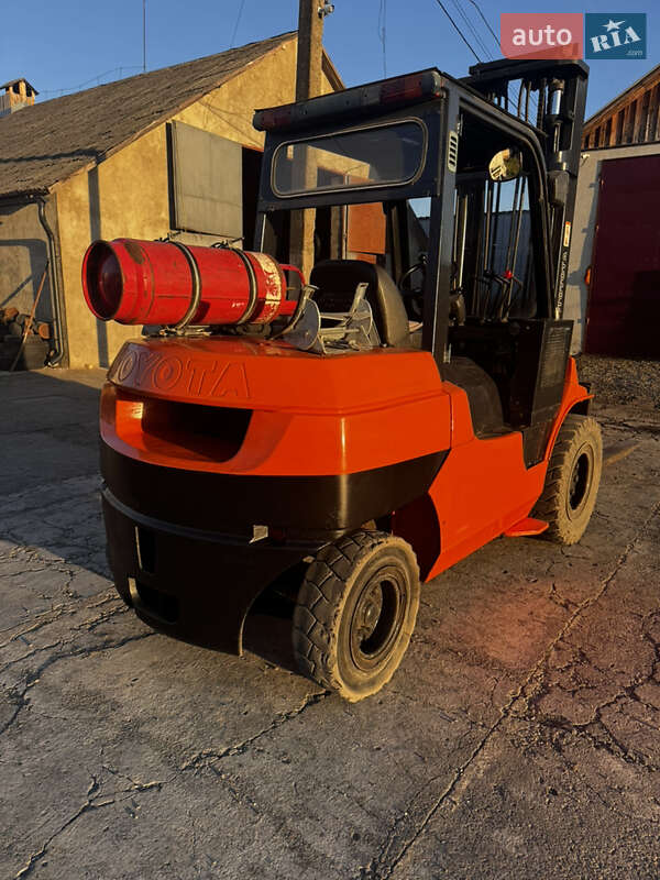 Вилочний навантажувач Toyota 02-7FGK40 2001 в Тячеві фото 3 Вилочний навантажувач Toyota 02-7FGK40 2001 в Тячеві