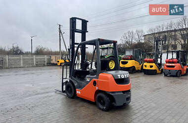 Вилочный погрузчик Toyota 02-8FG25 2015 в Радомышле