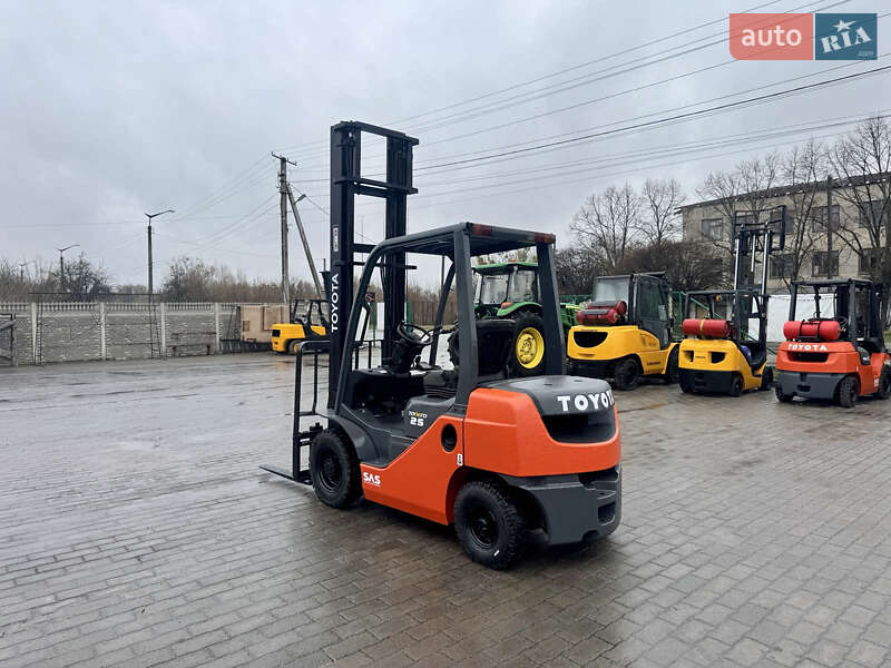 Вилочный погрузчик Toyota 02-8FG25 2015 в 