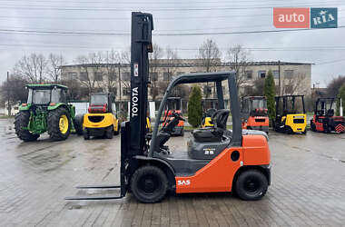 Вилочный погрузчик Toyota 02-8FG25 2015 в 