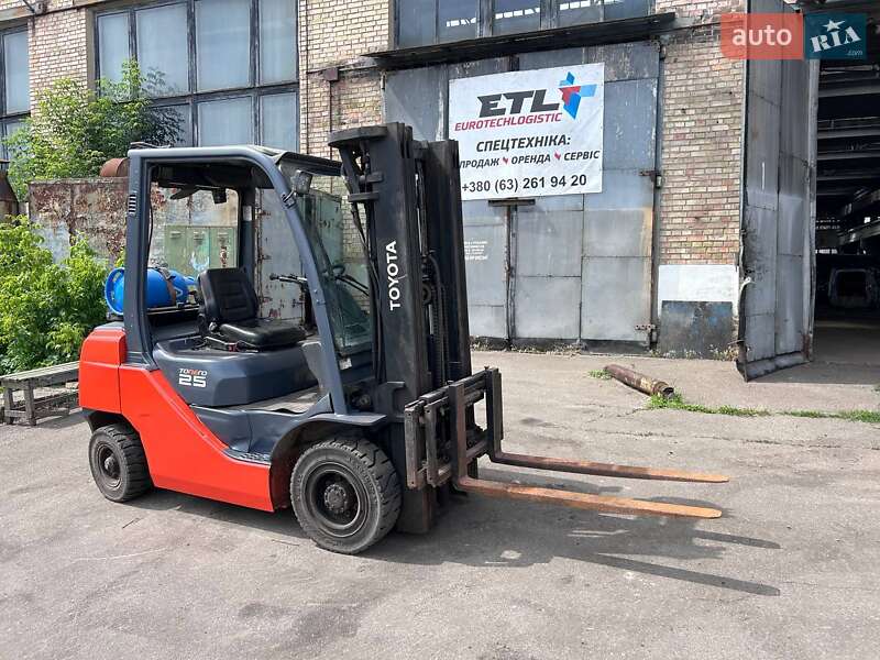 Вилочний навантажувач Toyota 02-8FG25 2010 в Києві
