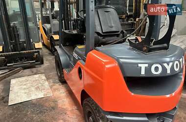 Вилочный погрузчик Toyota 02-8FG25 2014 в Киеве