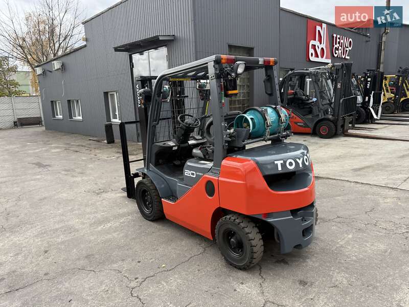 Вилочный погрузчик Toyota 02-8FGF20 2012 в Киеве