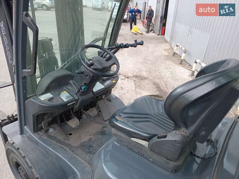 Вилочный погрузчик Toyota 02-8FGF25 2013 в Киеве