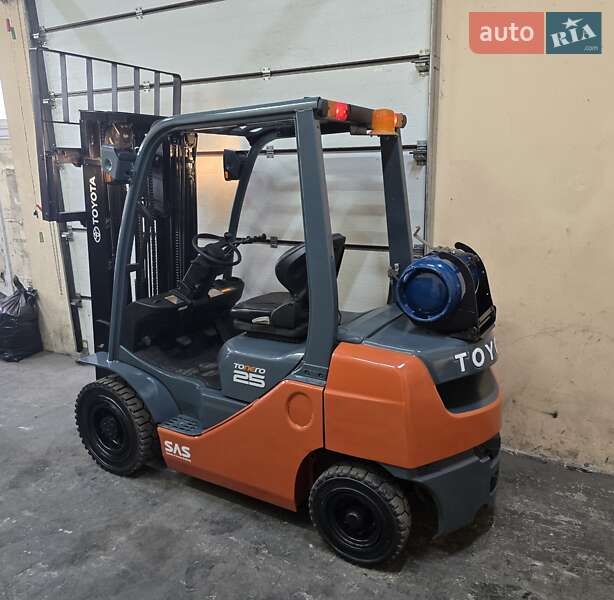 Вилочний навантажувач Toyota 02-8FGF25 2015 в Києві