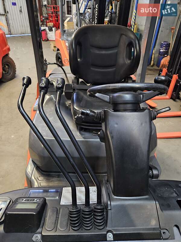 Вилочный погрузчик Toyota 02-8FGF25 2014 в Киеве