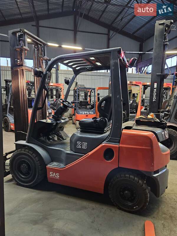 Вилочный погрузчик Toyota 02-8FGF25 2014 в Киеве