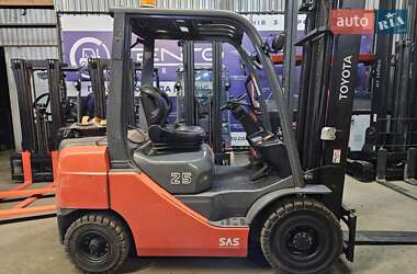 Вилочный погрузчик Toyota 02-8FGF25 2014 в Киеве