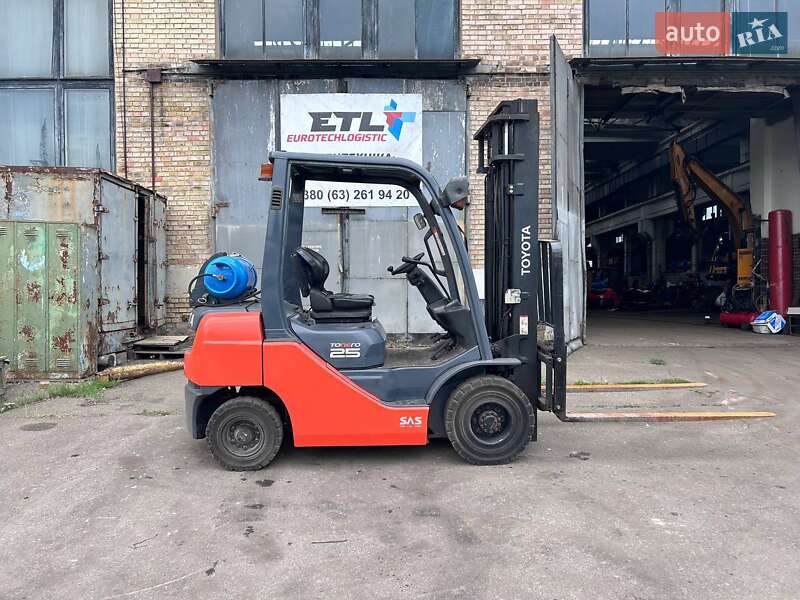 Вилочный погрузчик Toyota 02-8FGF25 2019 в Киеве