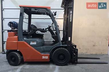 Вилочный погрузчик Toyota 02-8FGF25 2011 в Киеве