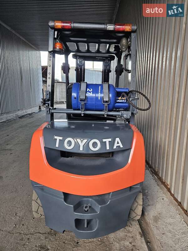 Вилочный погрузчик Toyota 02-8FGF25 2018 в Киеве