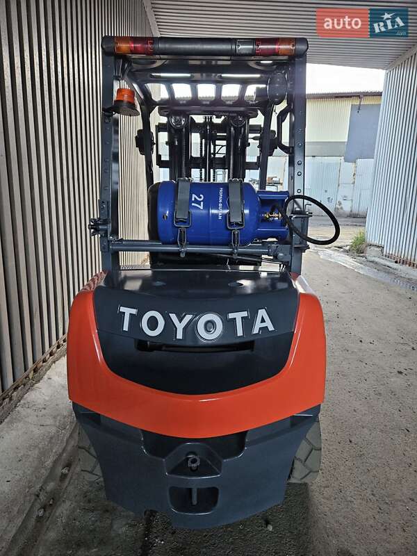 Вилочный погрузчик Toyota 02-8FGF25 2018 в Киеве