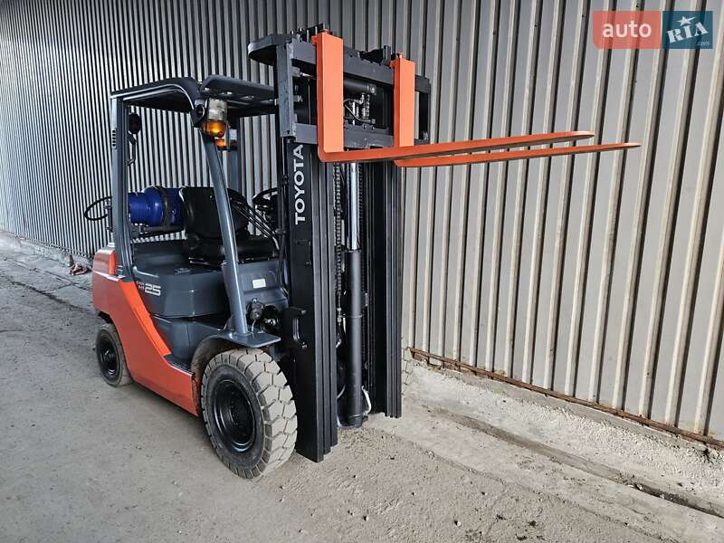Вилочный погрузчик Toyota 02-8FGF25 2018 в Киеве