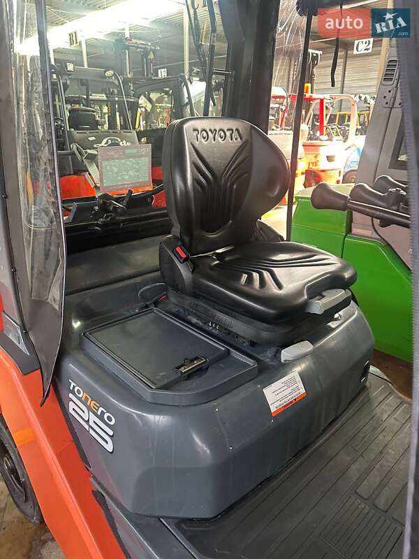 Вилочный погрузчик Toyota 02-8FGF25 2015 в Львове